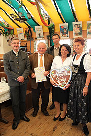 100 Jahre auf der Wiesn: Tourismus-Chefin Dr. Gabriele Weishäupl gratulierte 2009 den Jubilaren (©Foto: MartiN Schmitz)
